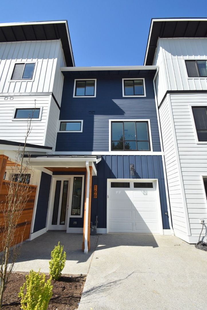 Monroe Townhome: 166 Countryman Dr