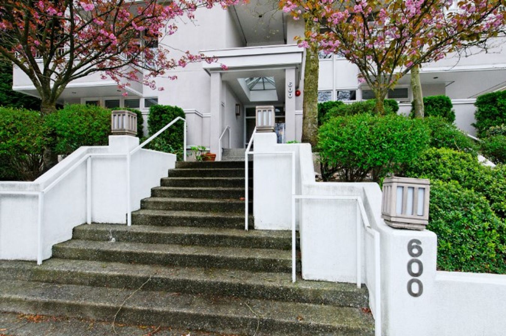Bellevue Condo: 600 Bellevue Way SE #J201