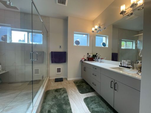 Listing photo thumbnail