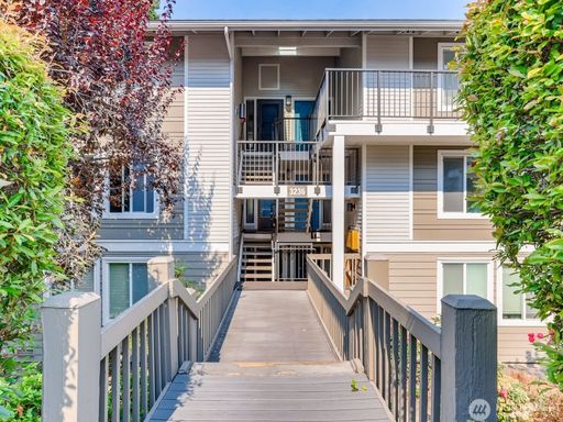 3236 80th Ave SE #4, Mercer Island, WA 98040