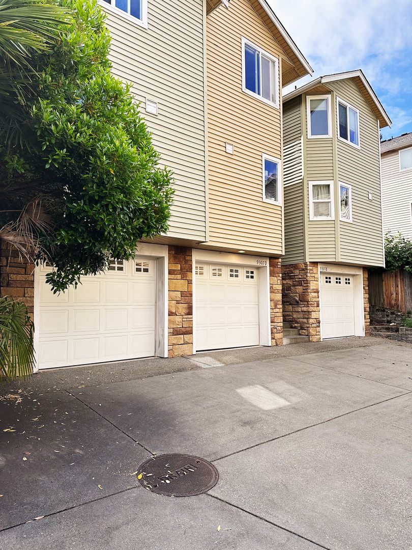 Seattle Townhome: 9307 Linden Avenue N #D