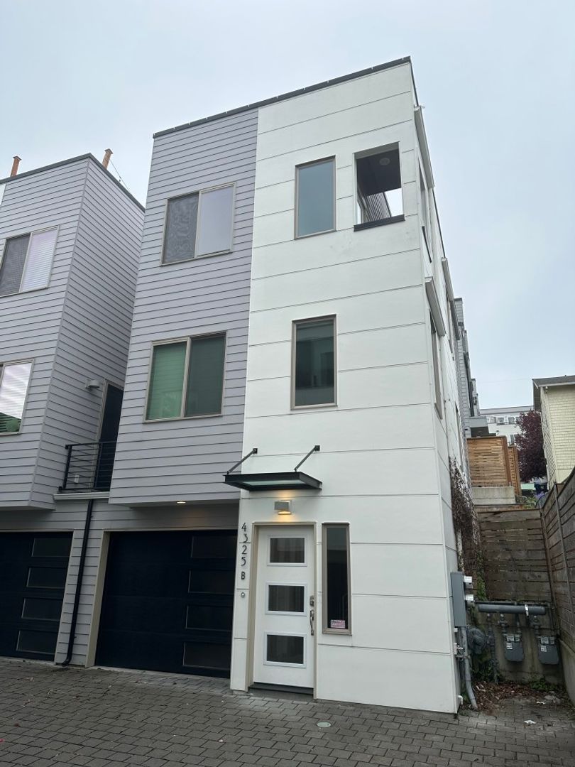 Seattle Townhome: 4325 Whitman Ave N #B