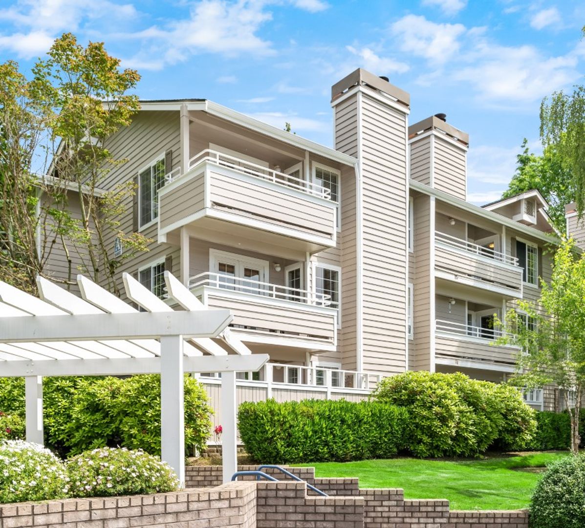 Woodinville Condo: 14007 NE 181st St #A303