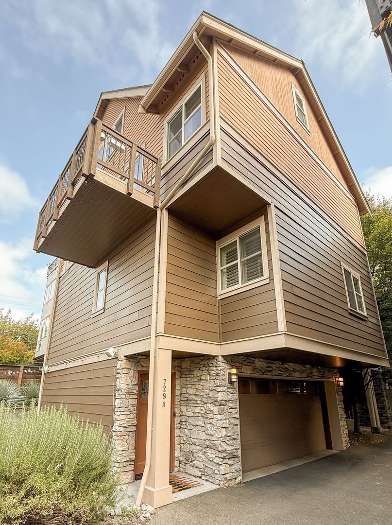 Seattle House: 729 16th Avenue #A