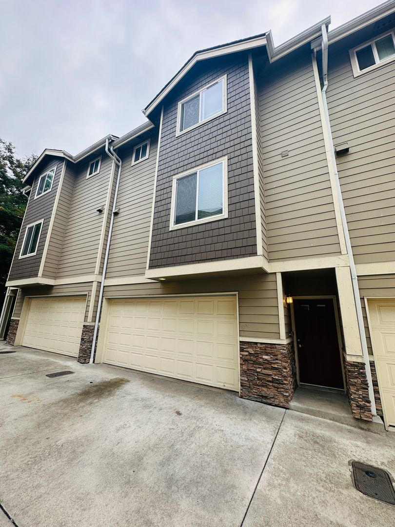 Renton Apartment: 978 Edmonds Avenue NE