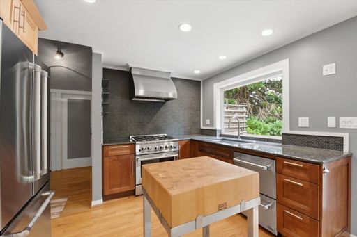 Listing photo thumbnail