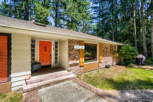 24714 SE Mirrormont Way, Issaquah, WA 98027