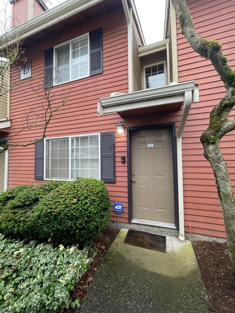 Everett Townhome: 412 Center Road #D5