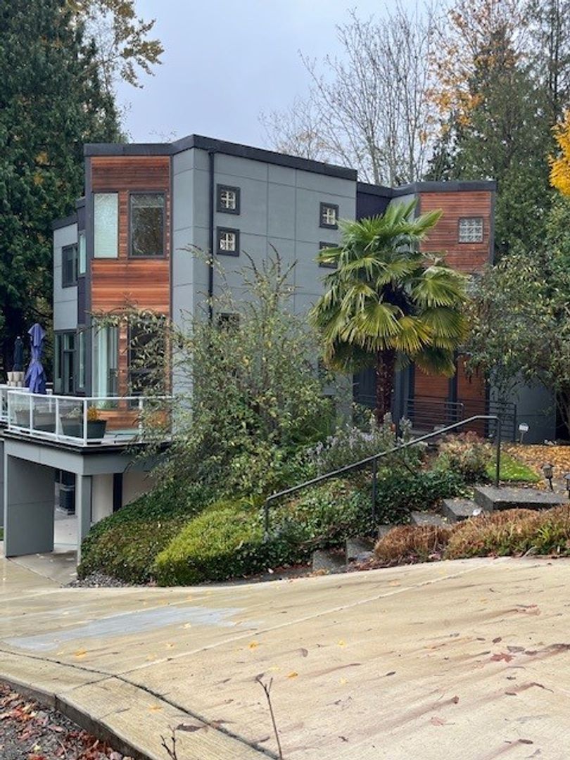 Kirkland House: 9425 110th Place NE