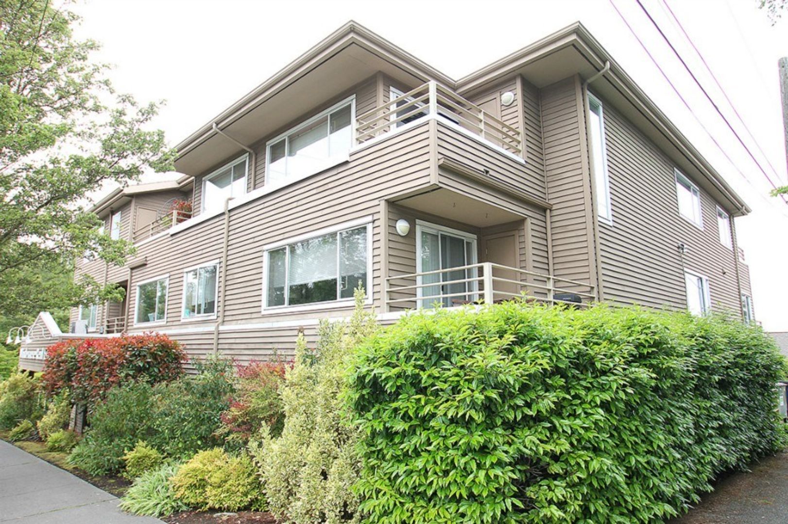 Seattle Apartment: 214 W McGraw St
