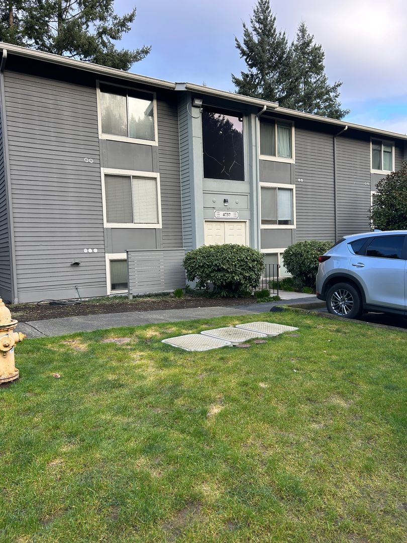 Issaquah House: 4737 W Lake Sammamish Pkwy SE, #A202