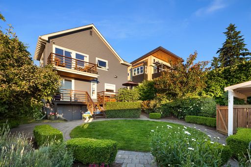 Listing photo thumbnail