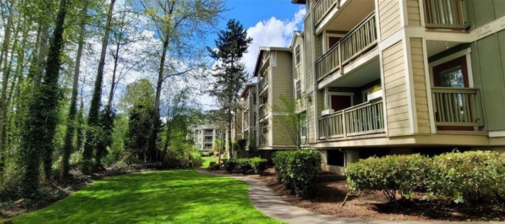 Kenmore Condo: 7711 NE 175th Street #E201