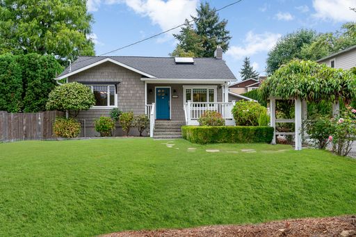 724 16th Ave W, Kirkland, WA 98033