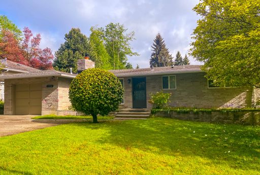 3Bd/1Ba Shoreline Home – photo 1