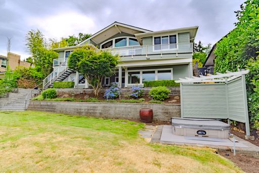 Listing photo thumbnail