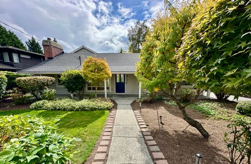4Bd/2.5Ba Kirkland Home – photo 1