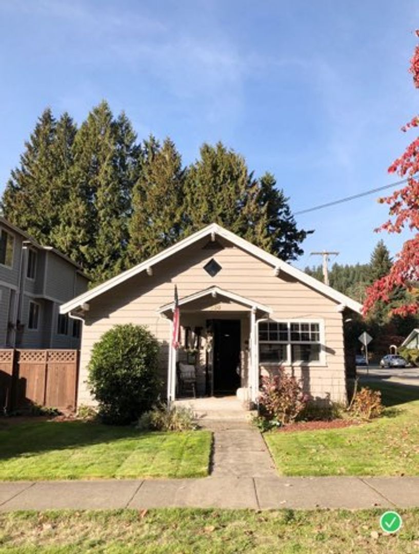 Issaquah House: 590 SE Bush St