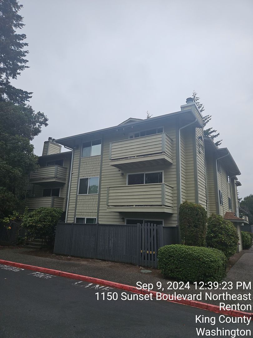 Renton House: 1150 Sunset Blvd NE, #116