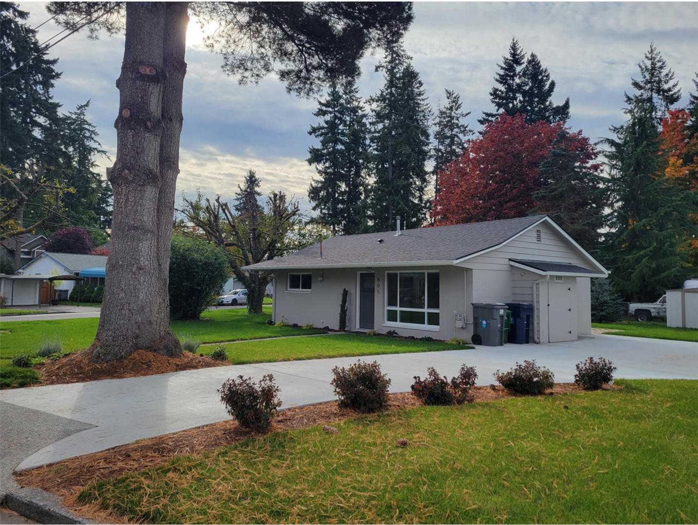 Renton House: 805 Newport Ct NE