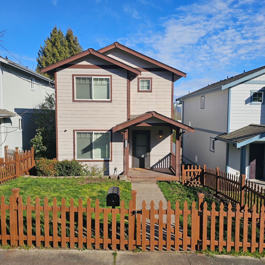 Bremerton House: 112 S Cambrian Ave