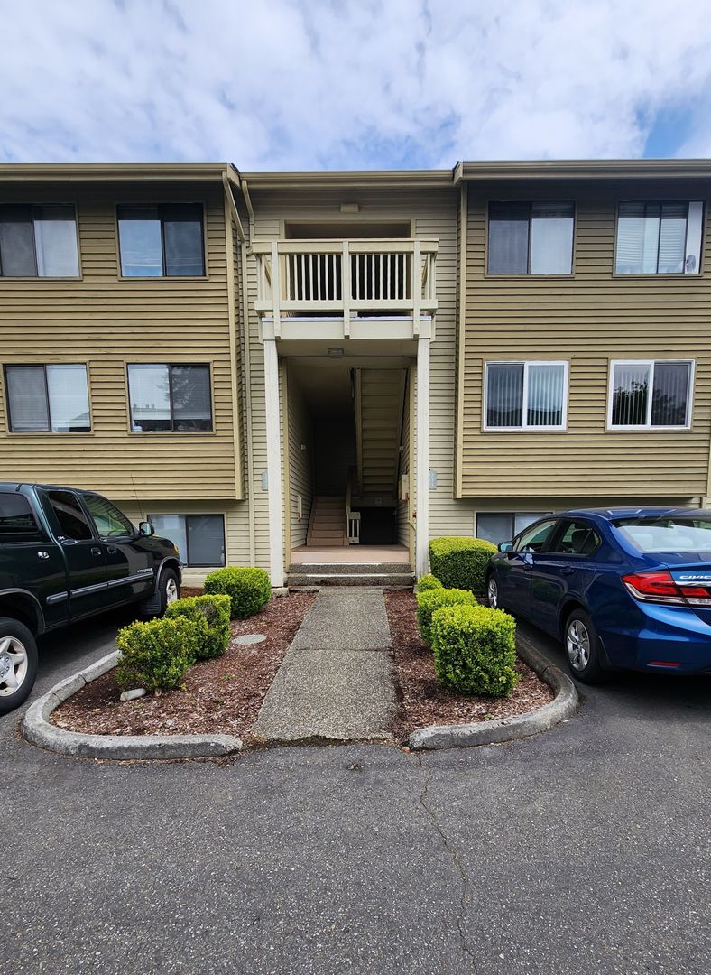 Bremerton House: 1760 W Sunn Fjord Ln #203