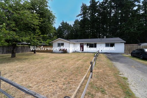 Bright and cheery 3 bed rambler on large fully fenced lot – photo 1