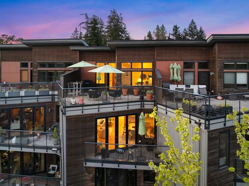 Bainbridge Island Condominium at Vineyard Lane