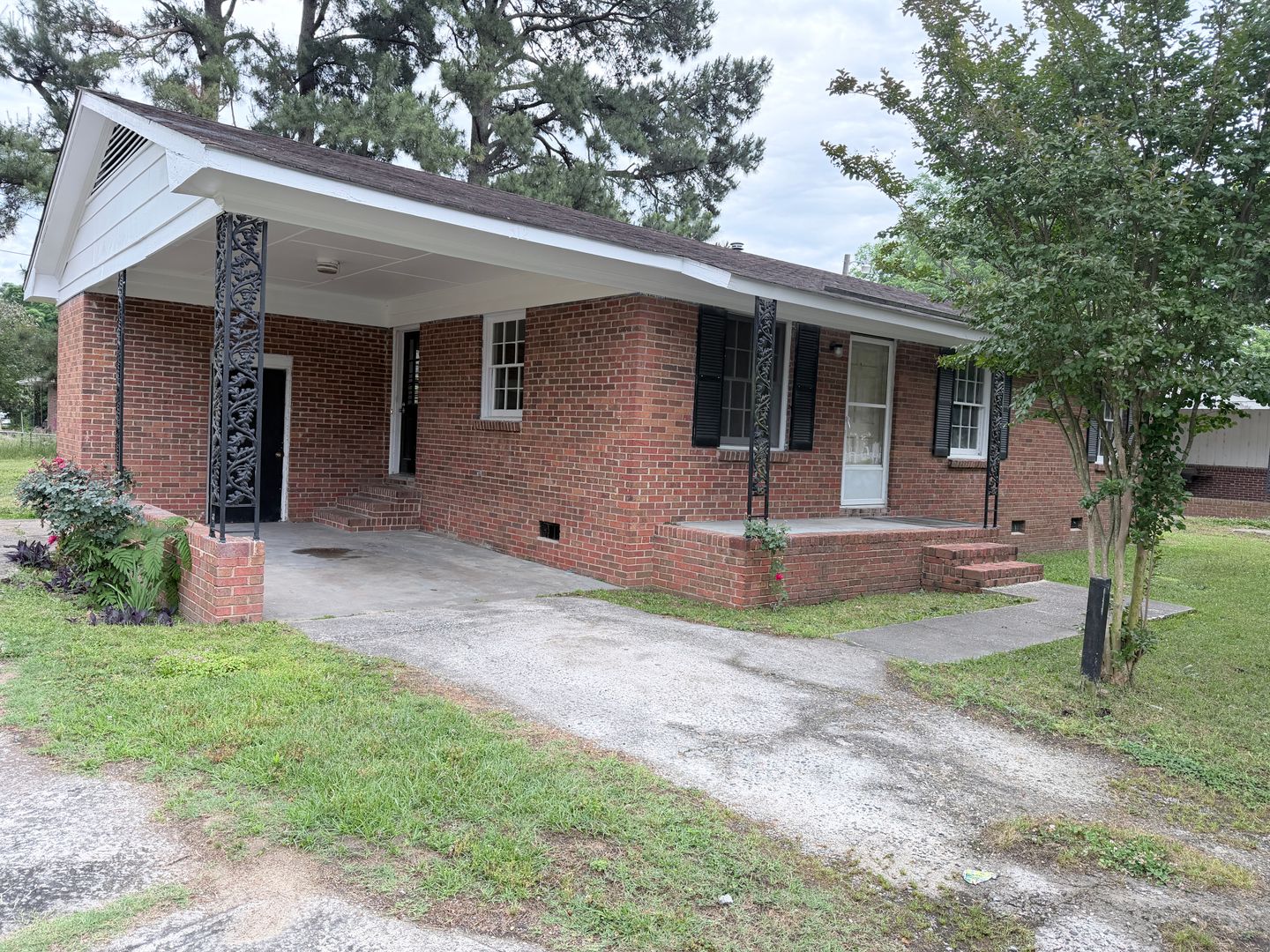 Laurinburg House: 512 Produce Market Road