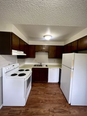 Charming 2 Bed, 1 Bath Ground-Level Triplex Unit – photo 1