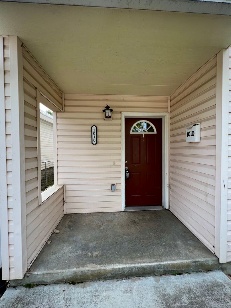 Spokane Apartment: 1008-1010 E. Ermina