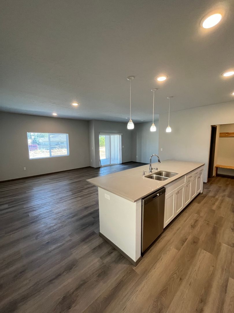 SPOKANE Apartment: 1306/1308 E Farwell