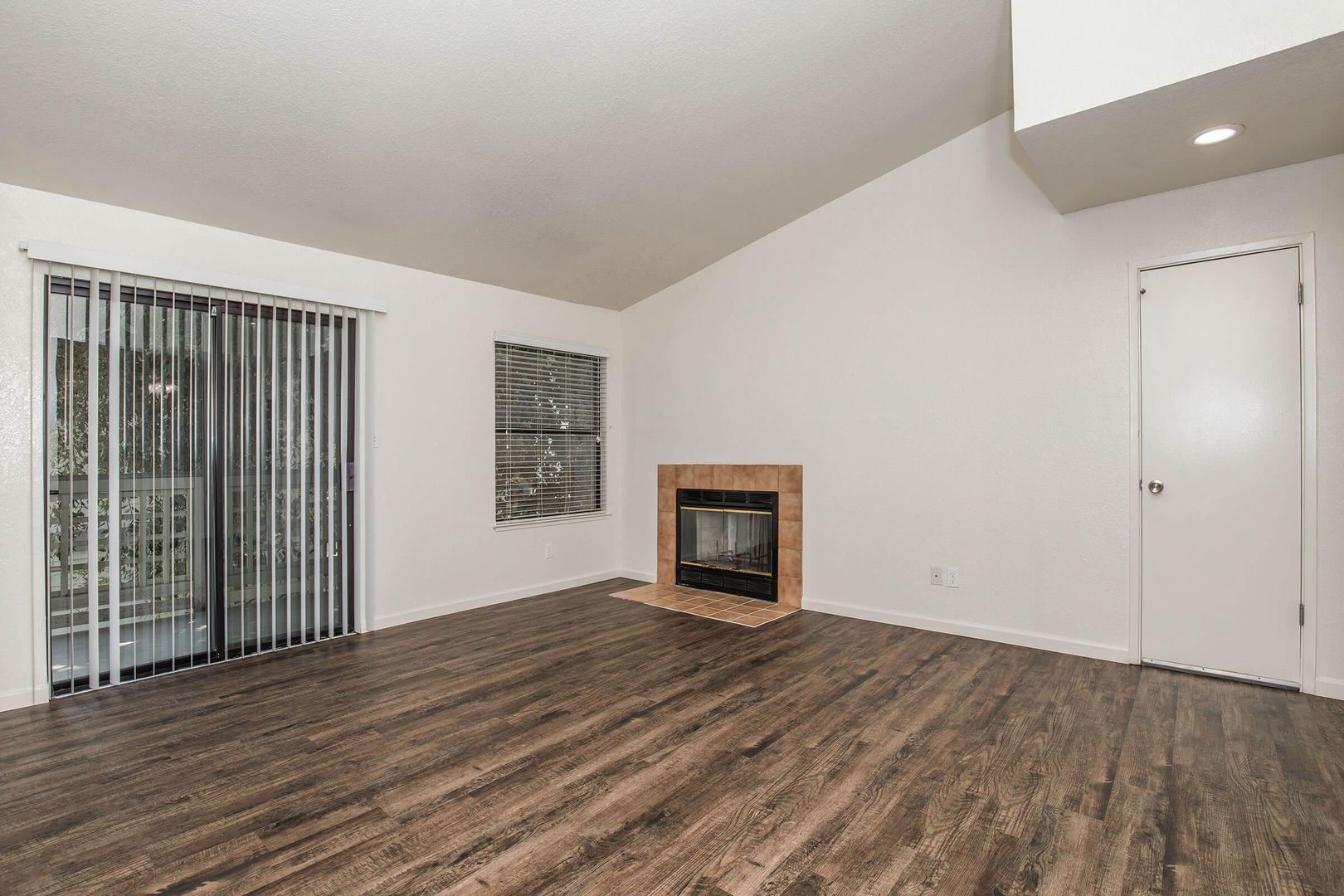 Reedley Apartment: 1550 N. Hope Ave.