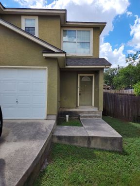 ***MOVE-IN SPECIAL: ONE WEEK FREE***Charming Two-Story Townhome with Modern Amenities and Prime Location – photo 1
