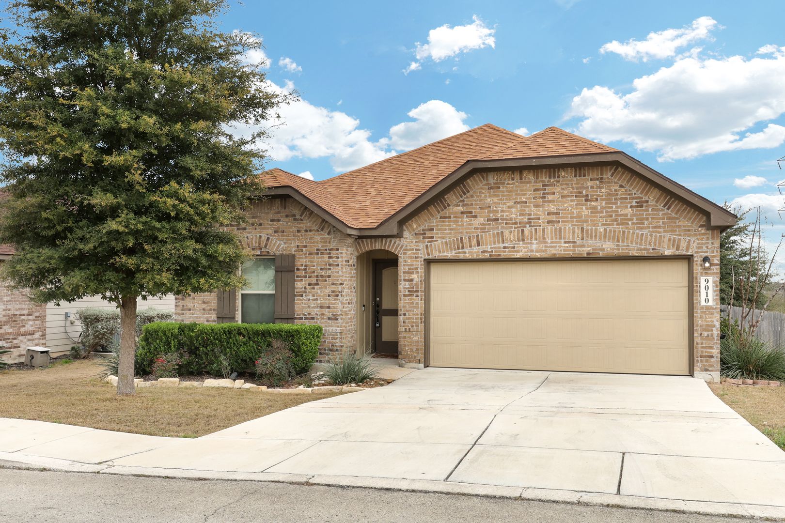 San Antonio House: 9010 Moccasin Lake