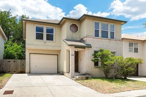 Two-Story Home with Modern Amenities and Prime Location – photo 1