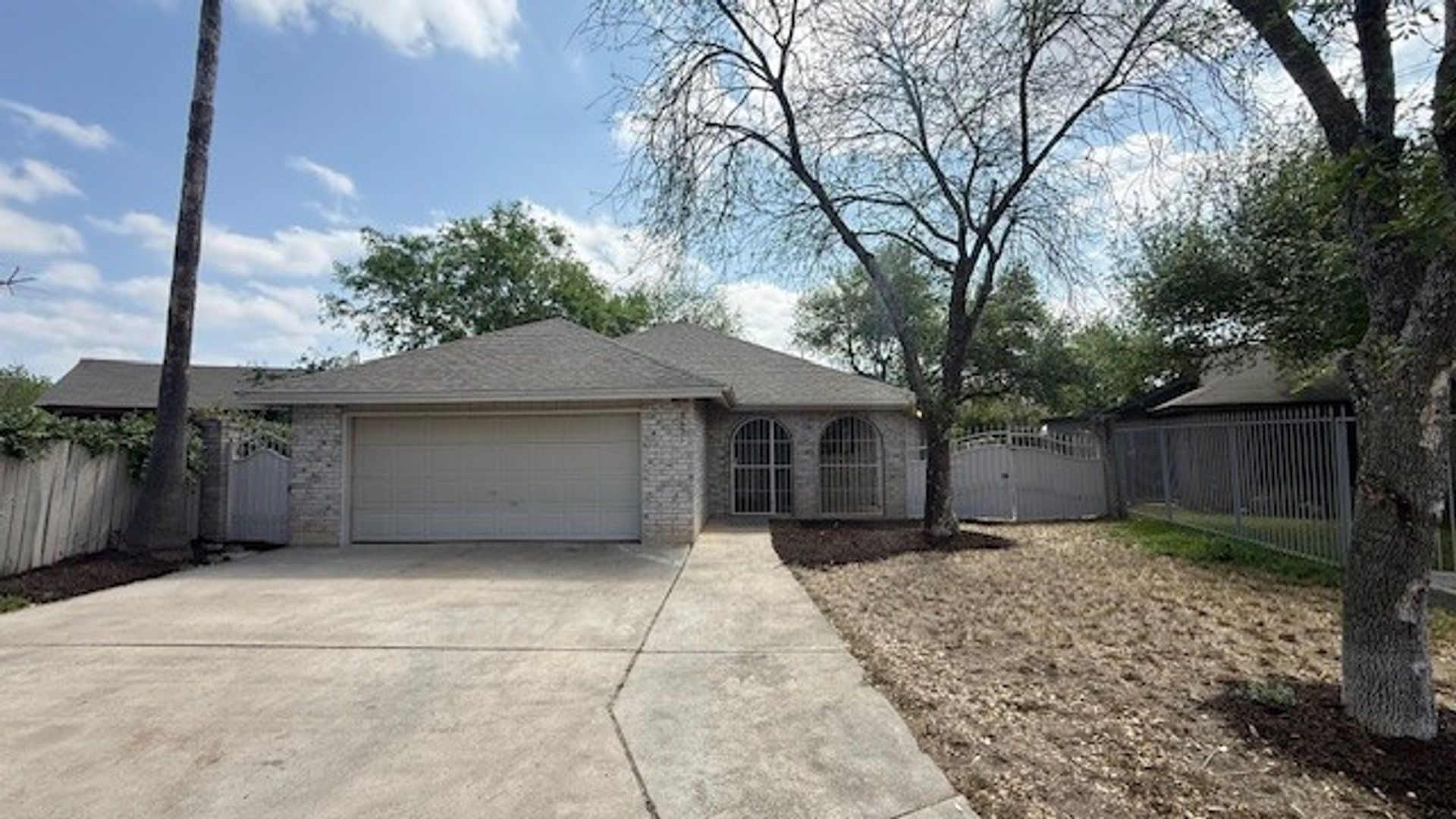 Laredo House: 8635 Oakridge Loop