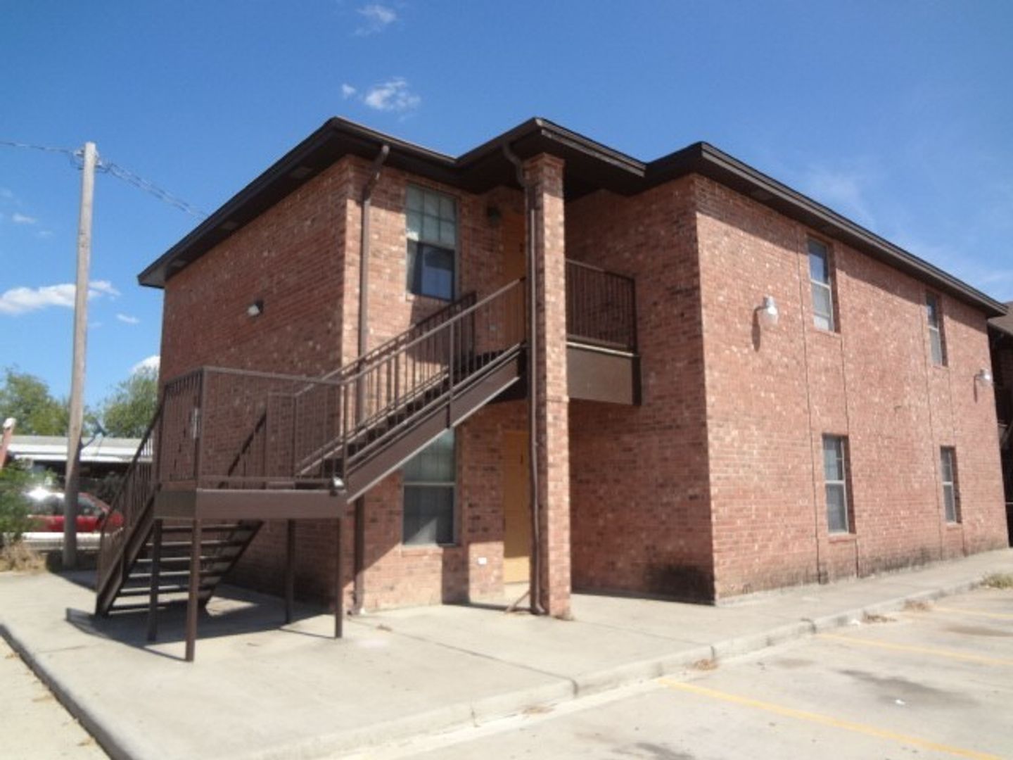 Laredo Apartment: 1001 E. Travis