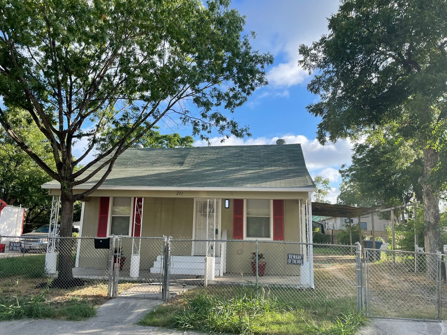 San Antonio House: 211 E. Fest St.