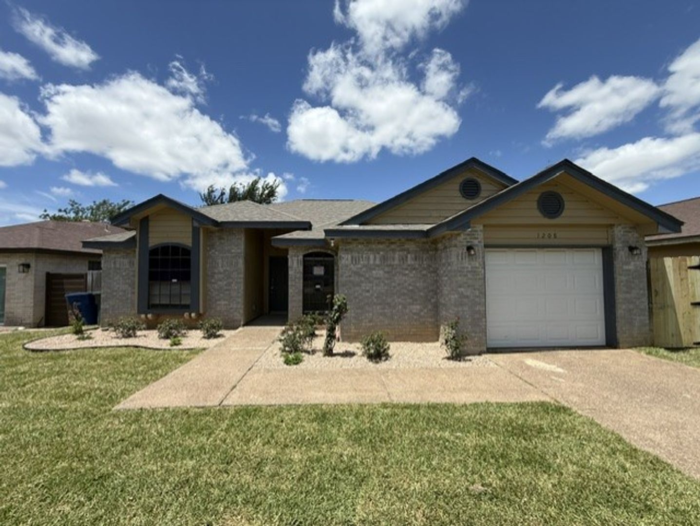 Laredo House: 1208 North Oakmont