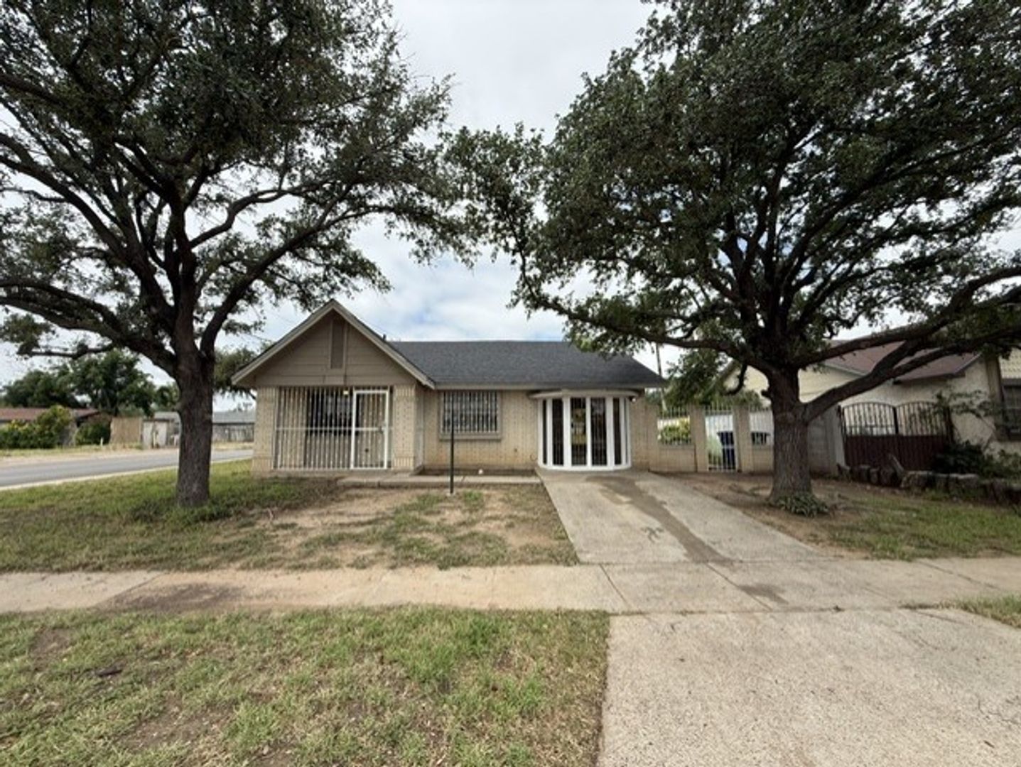 Laredo House: 126 Atlanta Dr.