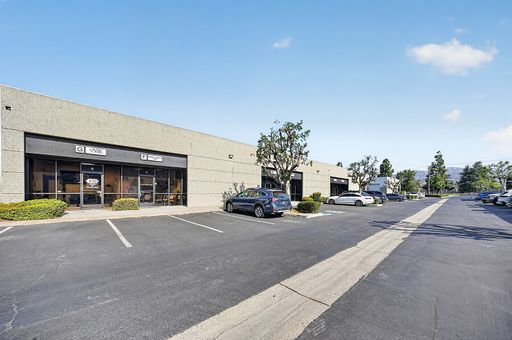 Don't wait on this great Commercial unit!!