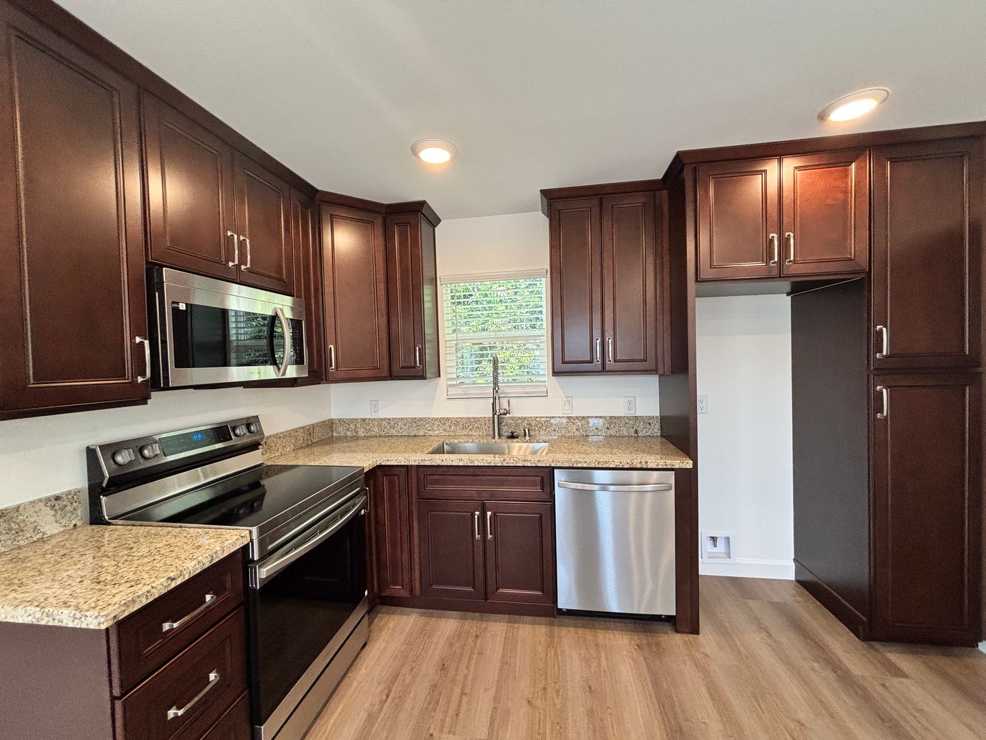 Glendora Apartment: 520 W, Route 66