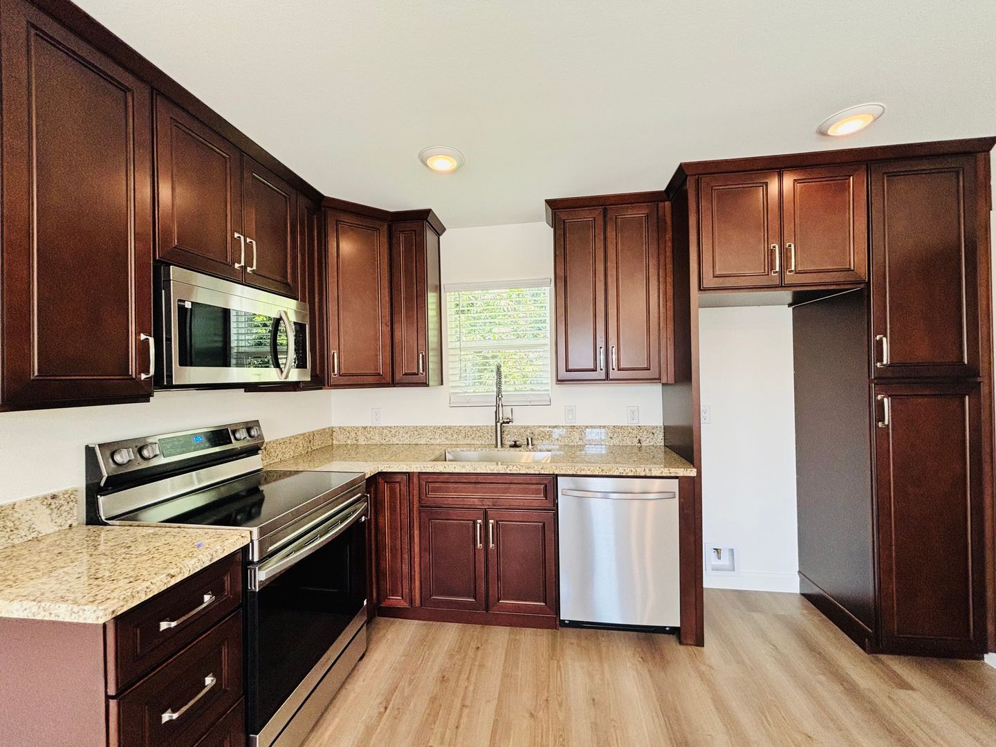 Glendora Apartment: 520 W, Route 66