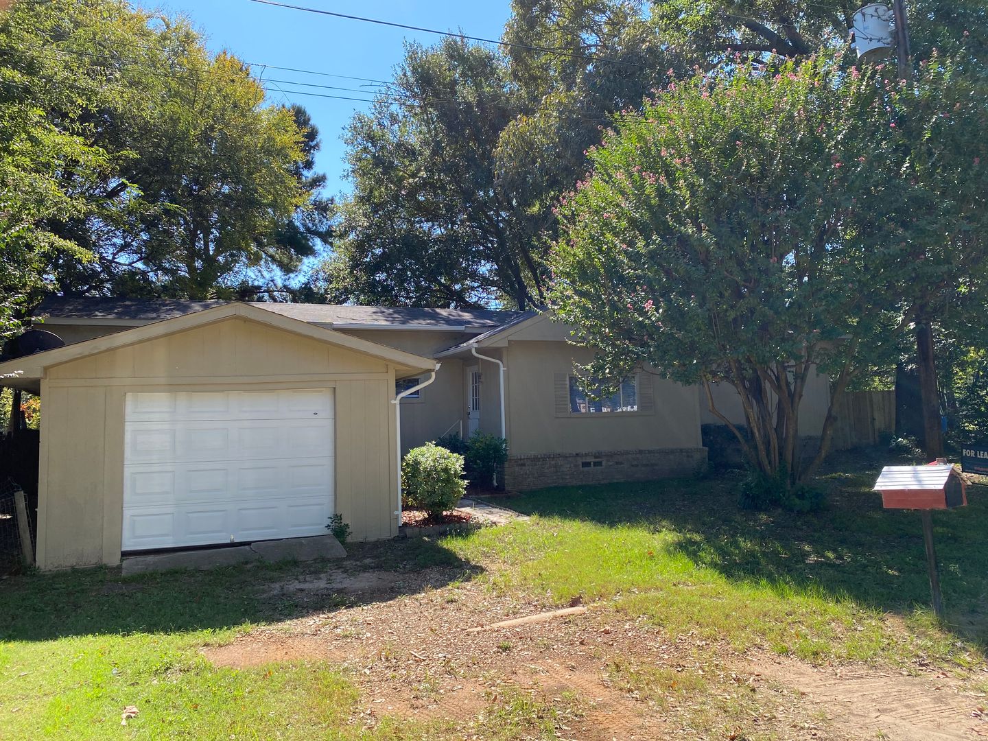 Flint House: 16584 Lakeway Circle