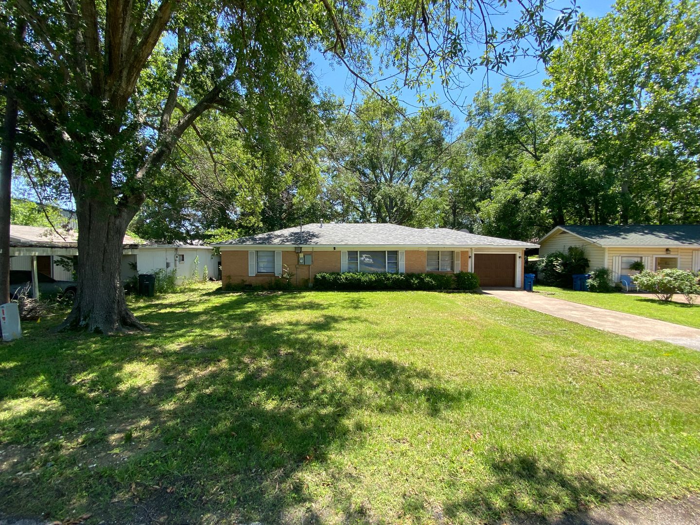 Whitehouse House: 114 S. Hearon Dr