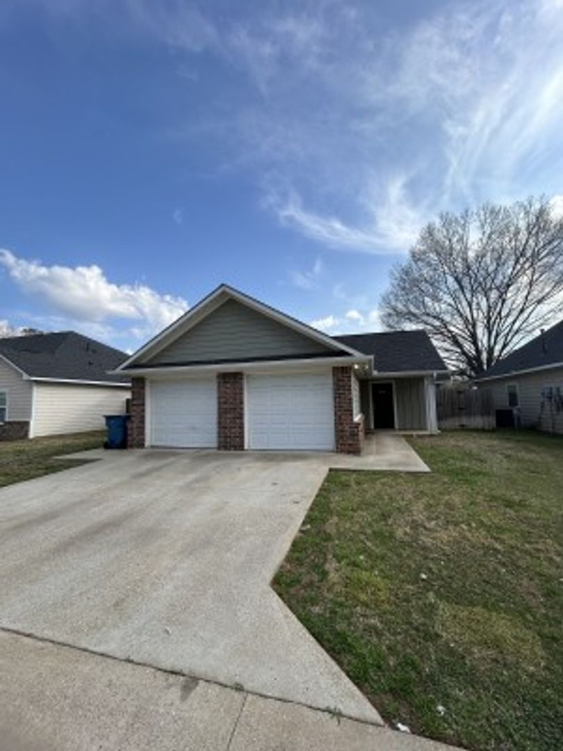 Whitehouse Multiplex: 818 St Hwy 110 S - 7A