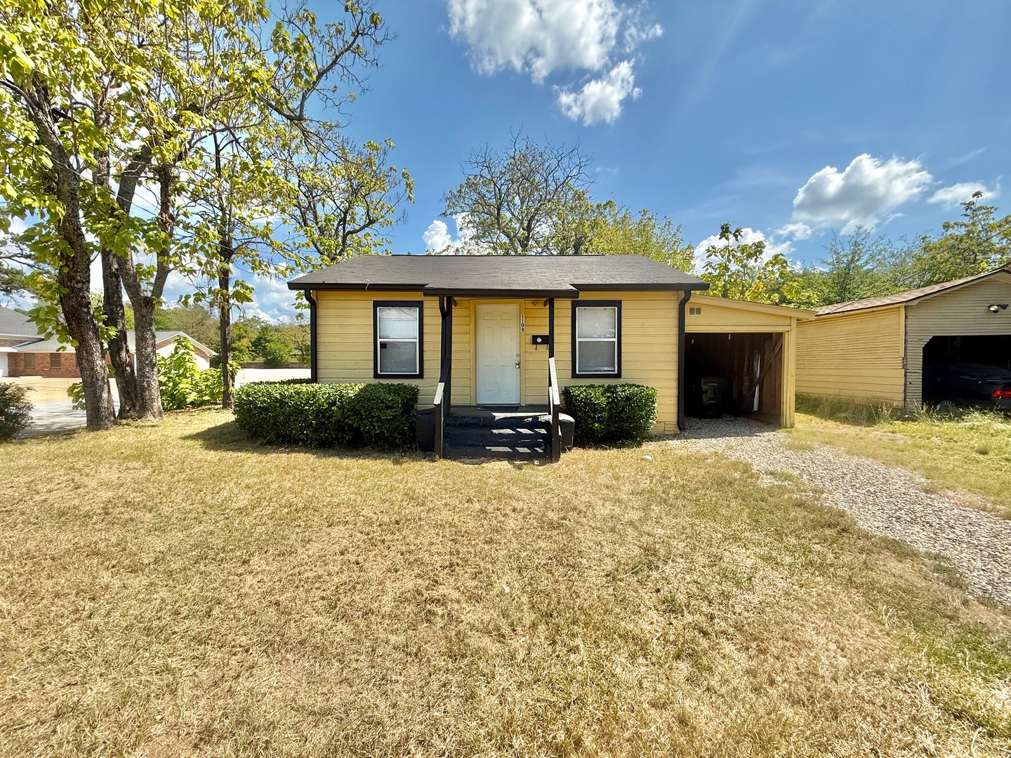 Tyler House: 1108 S Lyons Ave