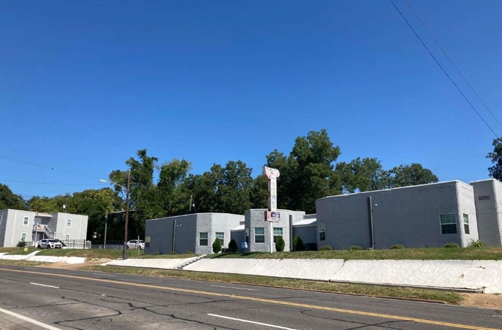 Gladewater Apartment: 700 W. Upshur Avenue