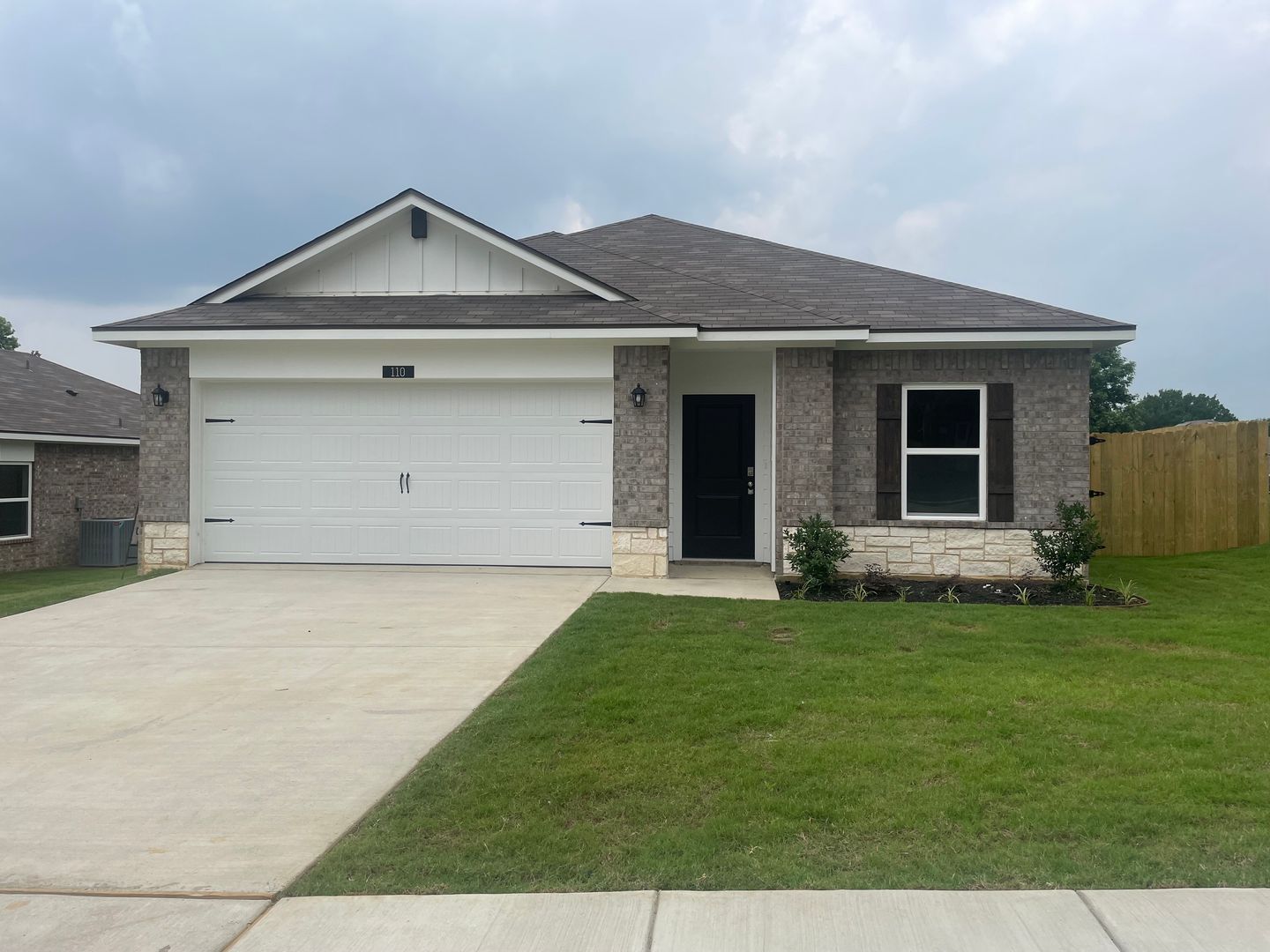 Whitehouse House: 110 S Rainbow Dr